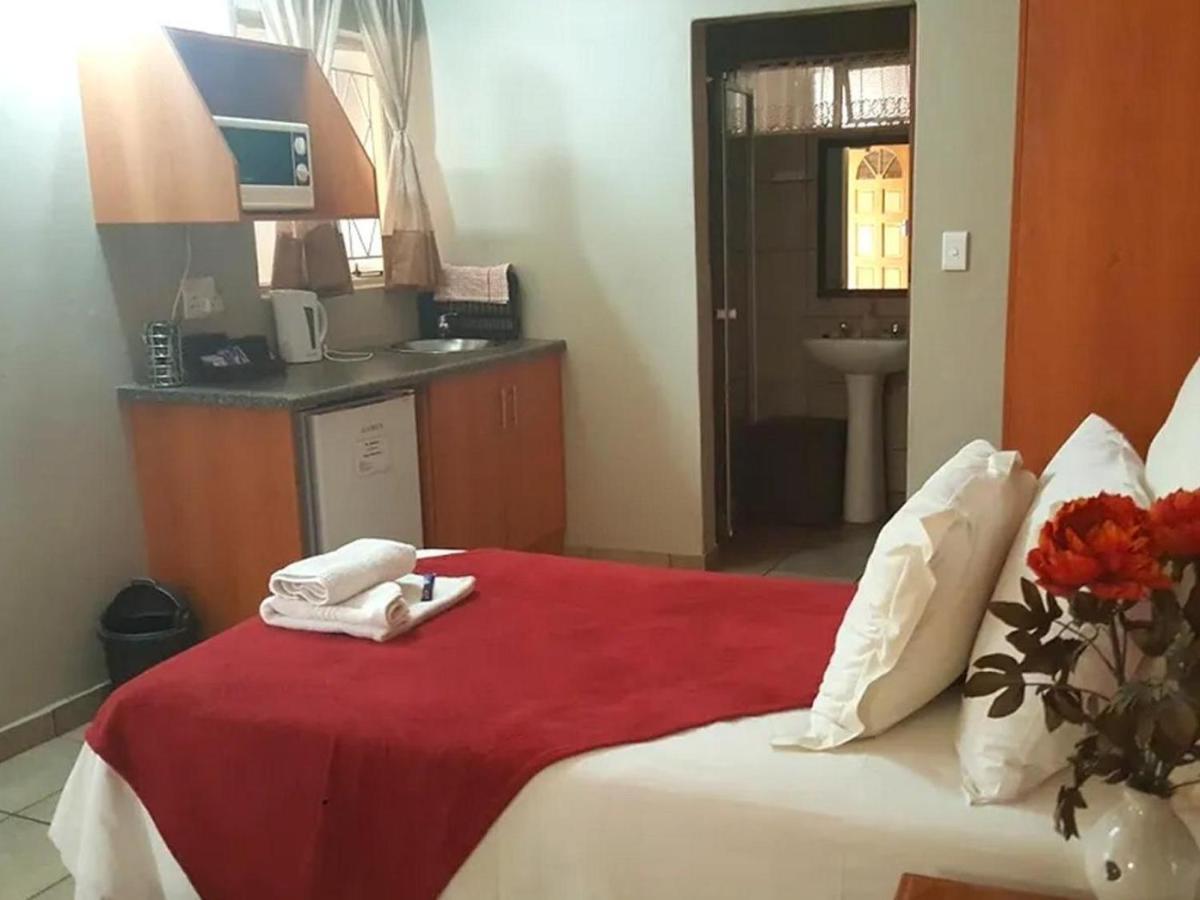Gemstone Guest House Klerksdorp Eksteriør billede