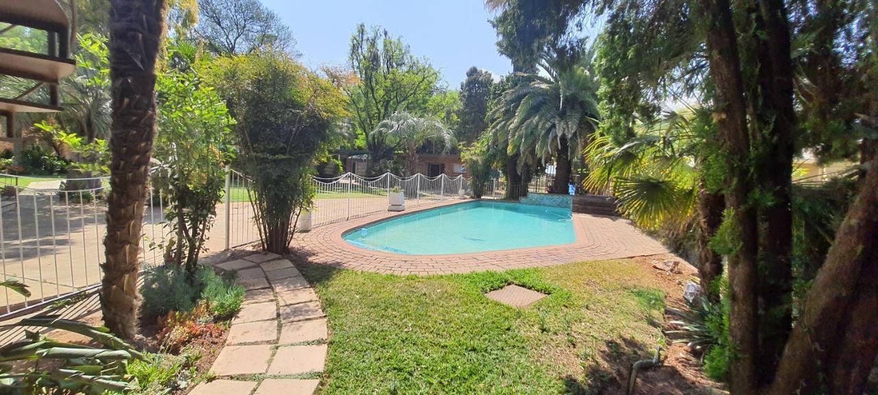 Gemstone Guest House Klerksdorp Eksteriør billede