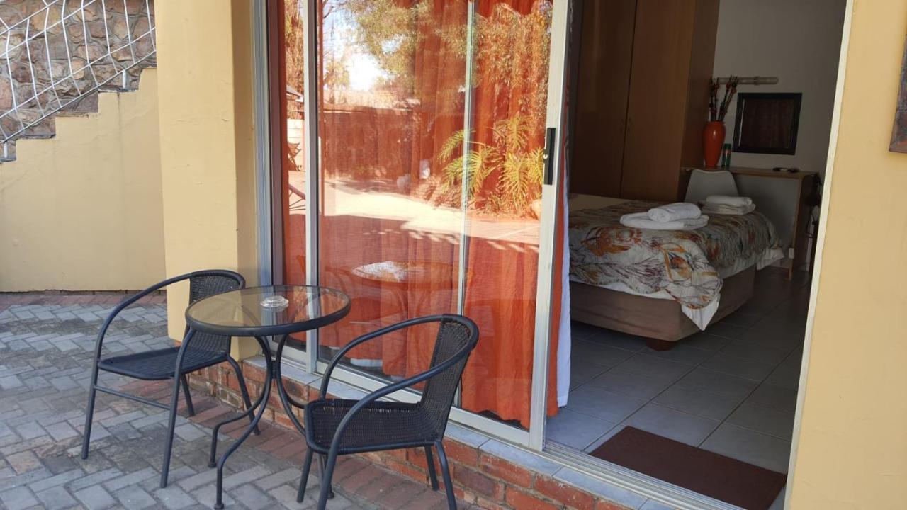 Gemstone Guest House Klerksdorp Eksteriør billede