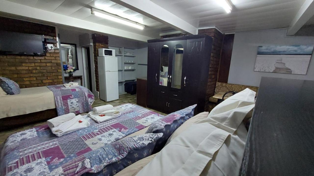 Gemstone Guest House Klerksdorp Eksteriør billede