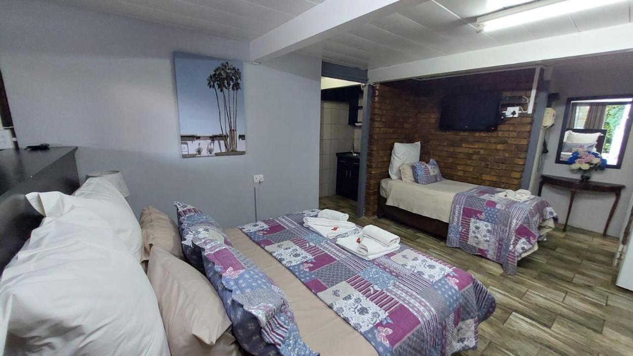 Gemstone Guest House Klerksdorp Eksteriør billede