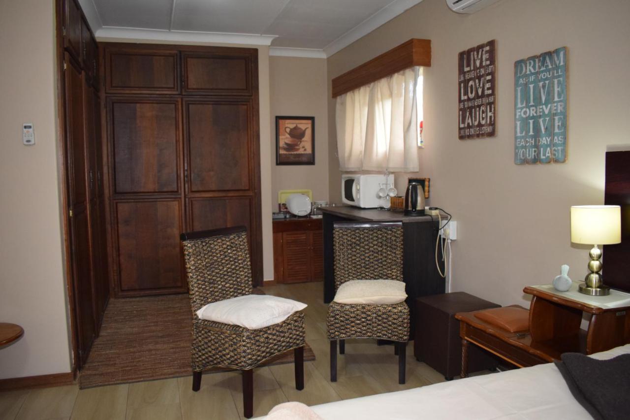 Gemstone Guest House Klerksdorp Eksteriør billede